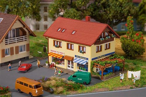 FALLER Metzgerei/Bäckerei Modellbausatz mit 179 Einzelteilen 114 x 73 x 76 mm I Modelleisenbahn Zube