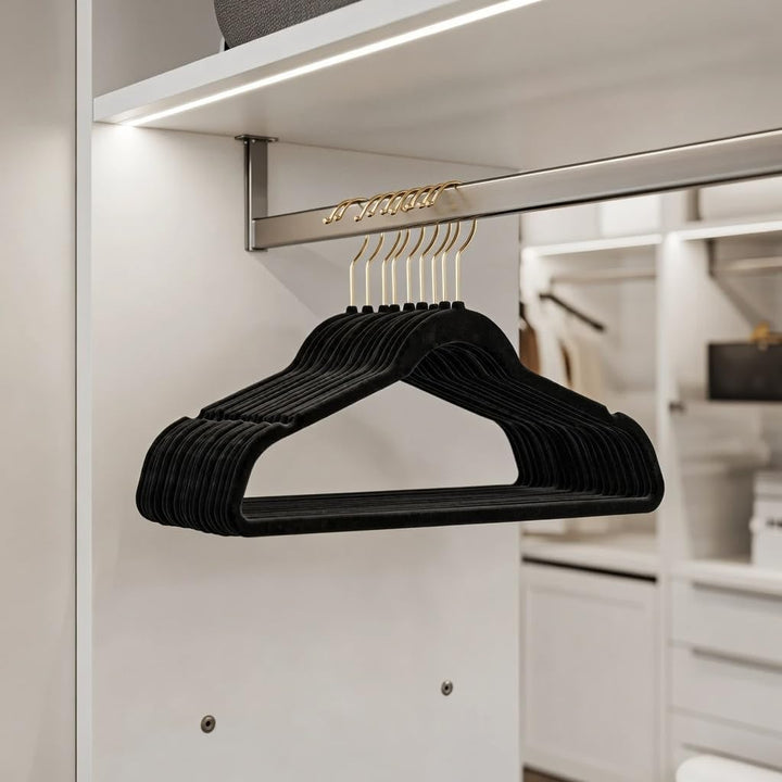 25 Stück hochwertige Samt Kleiderbügel in der Farbe Schwarz mit Gold Look Haken/Anti-Rutsch/von Stic
