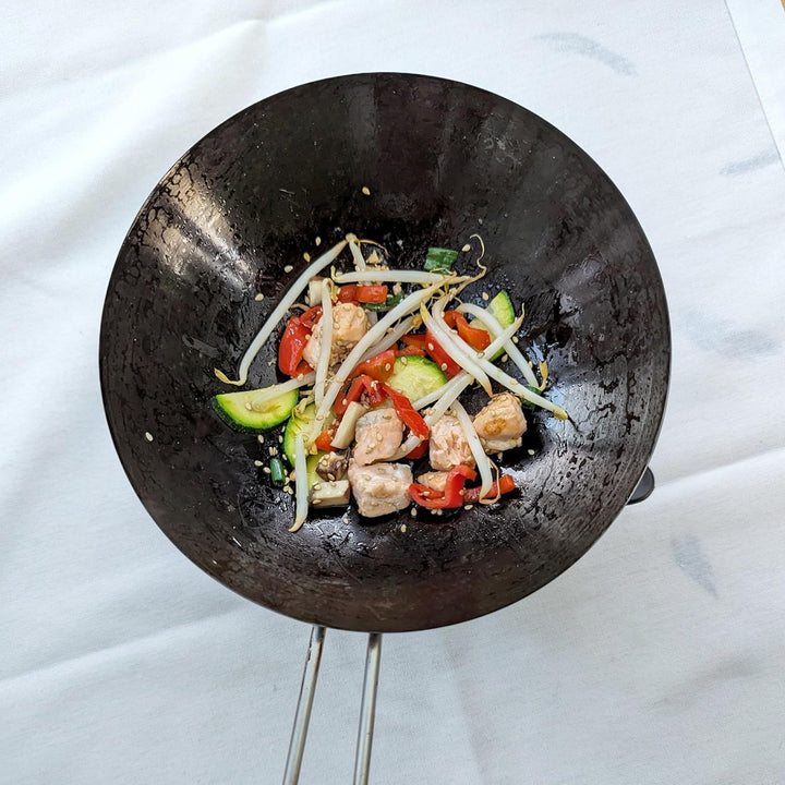 kela Gusseisen Wok 18 cm JOY, Mini Wokset mit Tischwok, Rechaud und Pastenbrenner, kleiner Wok Induk