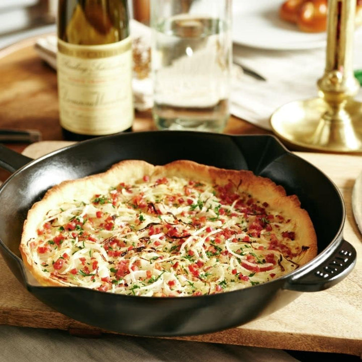 STAUB Bratpfanne aus Gusseisen, 26 cm, mit Ausgiesser, für alle Herdarten geeignet, Schwarz, 48.2 x